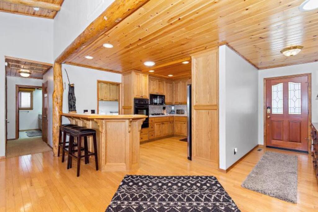 Custom Single Story Cabin With Jacuzzi Pool Table & Big Game Room With Arcade Games Біг-Бер-Лейк Екстер'єр фото