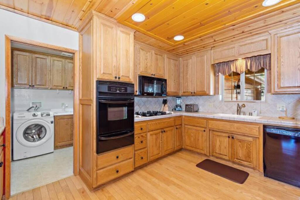 Custom Single Story Cabin With Jacuzzi Pool Table & Big Game Room With Arcade Games Біг-Бер-Лейк Екстер'єр фото