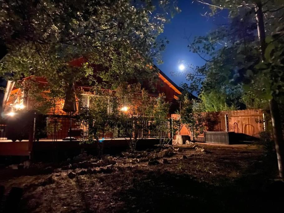 Custom Single Story Cabin With Jacuzzi Pool Table & Big Game Room With Arcade Games Біг-Бер-Лейк Екстер'єр фото