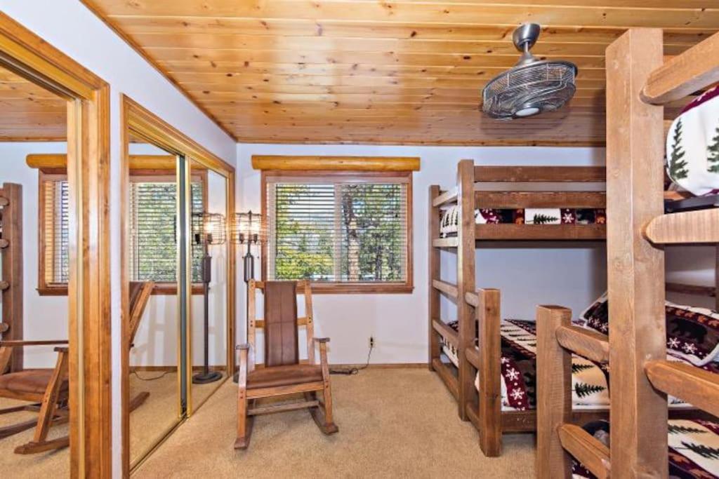 Custom Single Story Cabin With Jacuzzi Pool Table & Big Game Room With Arcade Games Біг-Бер-Лейк Екстер'єр фото