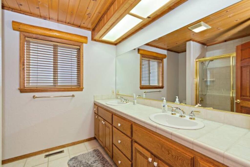Custom Single Story Cabin With Jacuzzi Pool Table & Big Game Room With Arcade Games Біг-Бер-Лейк Екстер'єр фото