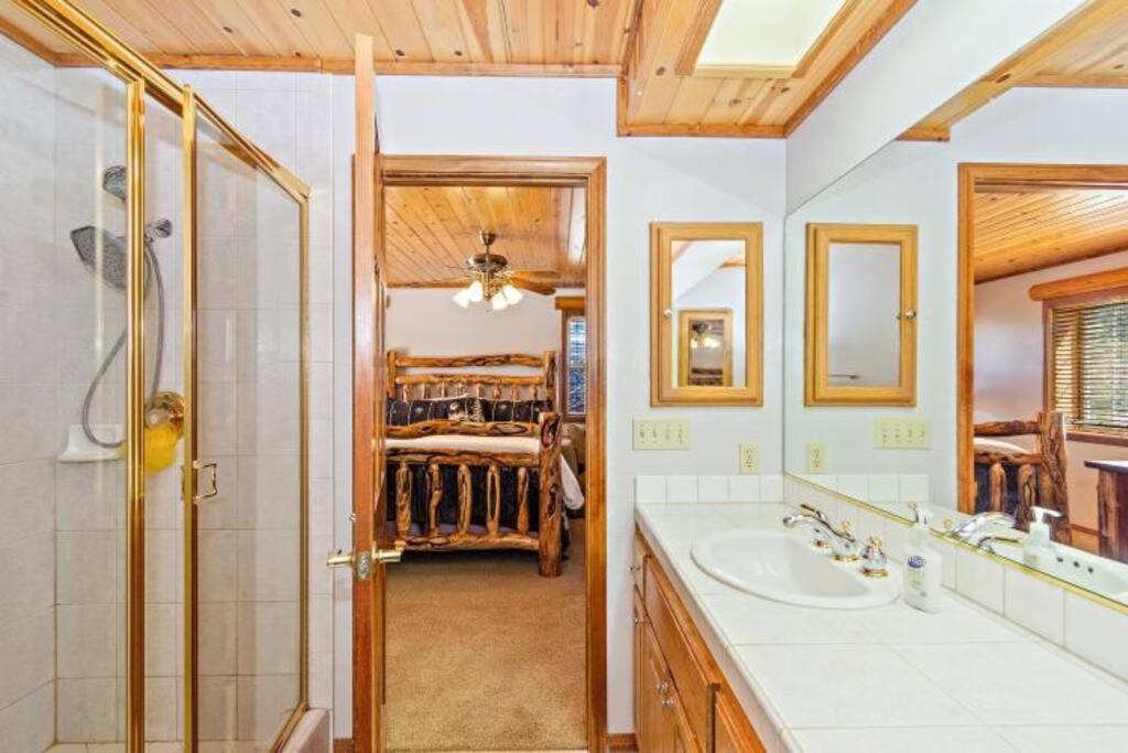 Custom Single Story Cabin With Jacuzzi Pool Table & Big Game Room With Arcade Games Біг-Бер-Лейк Екстер'єр фото